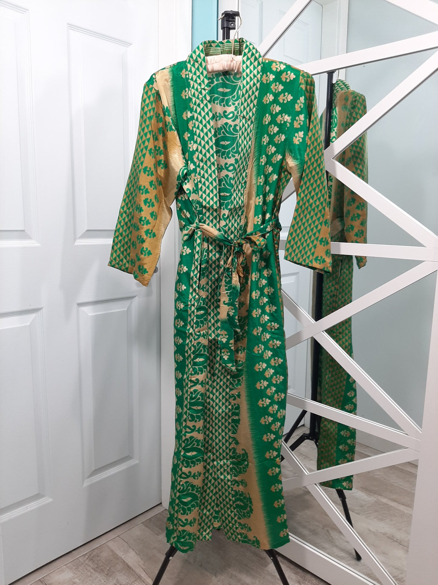 Robe - Life Out Loud - Youth/Ladies Small